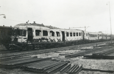 161998 Afbeelding van het tijdens het bombardement van 22 februari 1944 vernielde electrische treinstel nr. 816 (mat. ...